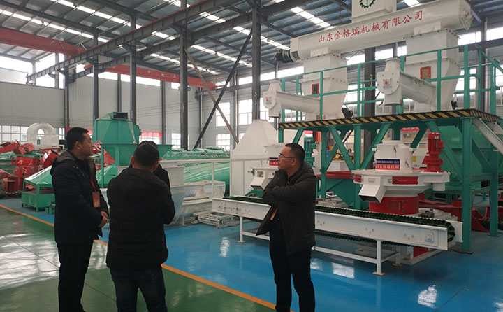 在秸稈顆粒機(jī)生產(chǎn)線展品前交談 在秸稈顆粒機(jī)生產(chǎn)線展品前交談