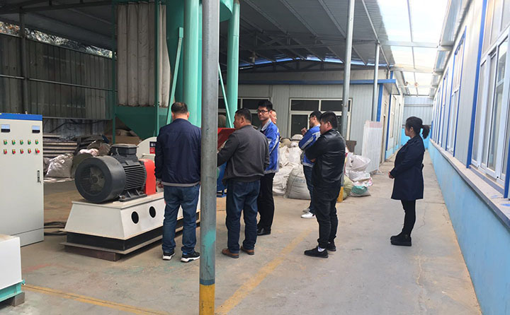 試機(jī)區(qū)對粉碎機(jī)進(jìn)行了解 試機(jī)區(qū)對粉碎機(jī)進(jìn)行了解