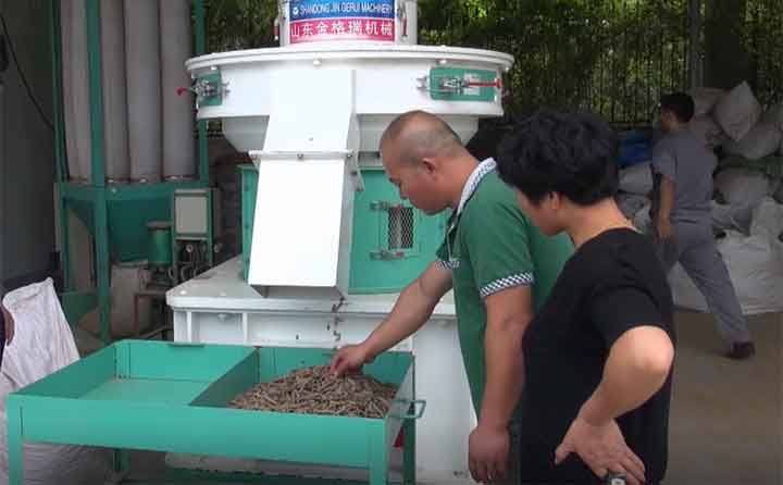 金格瑞試機區,客戶正體驗木屑顆粒加工過程.jpg 金格瑞試機區,客戶正體驗木屑顆粒加工過程.jpg