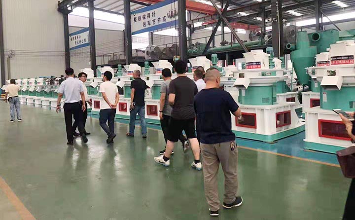 客戶(hù)對(duì)生物質(zhì)顆粒機(jī)展廳進(jìn)行參觀