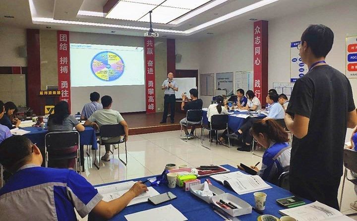 老師對精益倡導者進行了講解.jpg 老師對精益倡導者進行了講解.jpg