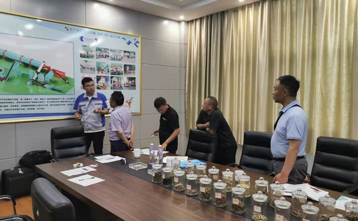 四川客戶專程來山東金格瑞公司考察生物質顆粒機并試機.jpg 四川客戶專程來山東金格瑞公司考察生物質顆粒機并試機.jpg