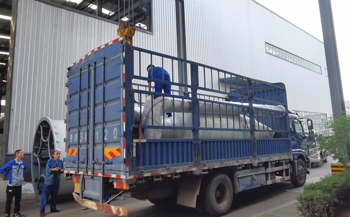 生產(chǎn)線配套設(shè)備裝車中.jpg 生產(chǎn)線配套設(shè)備裝車中.jpg