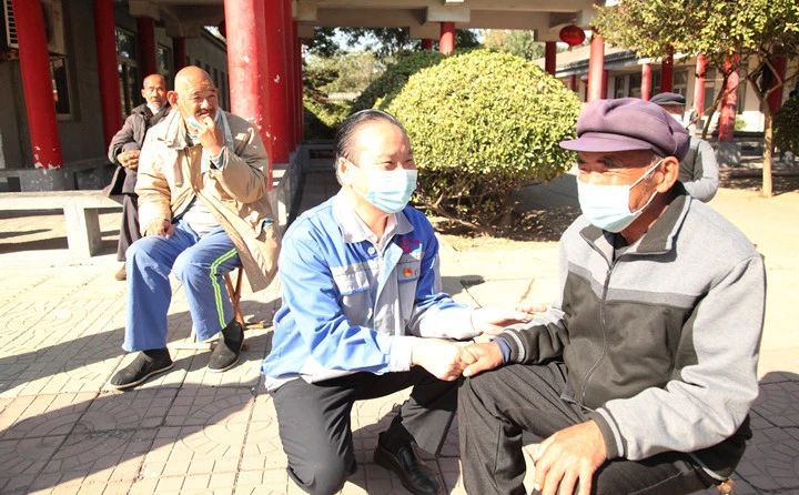 仔細詢問老人的生活習慣等.jpg 仔細詢問老人的生活習慣等.jpg