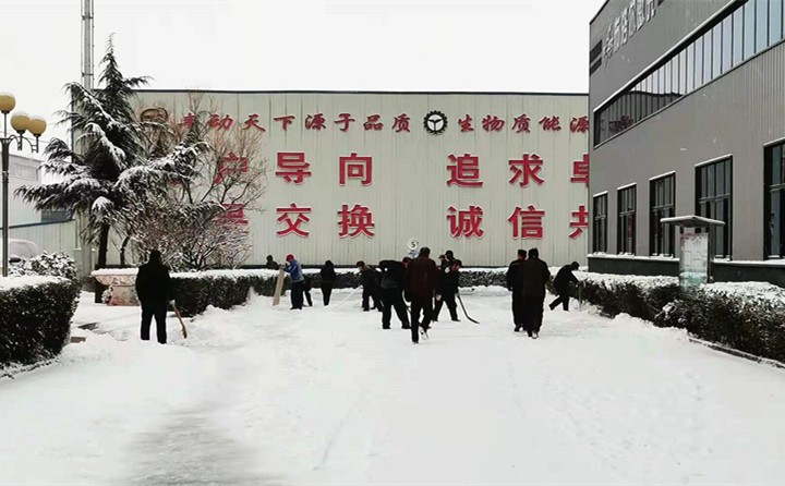 金格瑞顆粒機班組掃雪中.jpg 金格瑞顆粒機班組掃雪中.jpg