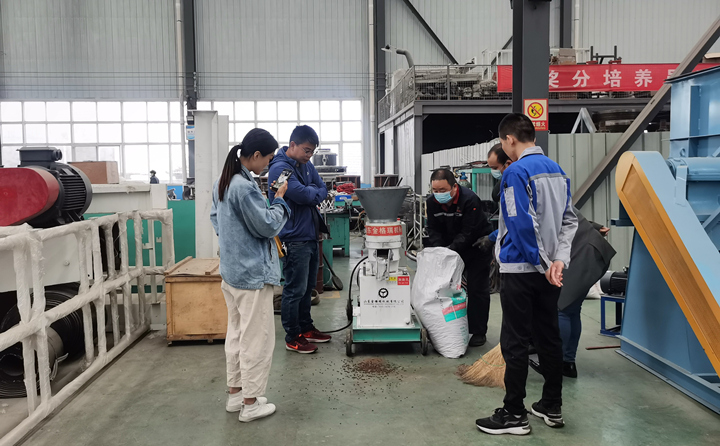 山東省內(nèi)客戶來(lái)考察羊飼料顆粒機(jī).jpg 山東省內(nèi)客戶來(lái)考察羊飼料顆粒機(jī).jpg