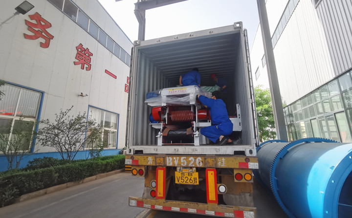 木片粉碎機裝車.jpg 木片粉碎機裝車.jpg