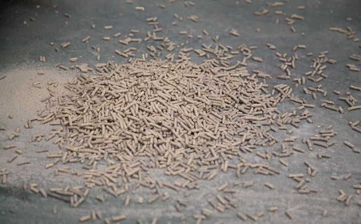 生物質(zhì)成型燃料.JPG 生物質(zhì)成型燃料.JPG