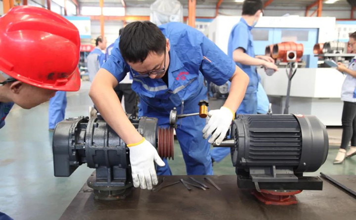 實(shí)操技能比賽中,裝配比武、焊接比武、機(jī)加比武分場(chǎng)地火熱進(jìn)行.jpg 實(shí)操技能比賽中,裝配比武、焊接比武、機(jī)加比武分場(chǎng)地火熱進(jìn)行.jpg