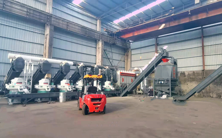 生產線設備:烘干機、滾筒篩、6臺860型號木屑造粒機、冷卻機、打包機等 生產線設備:烘干機、滾筒篩、6臺860型號木屑造粒機、冷卻機、打包機等