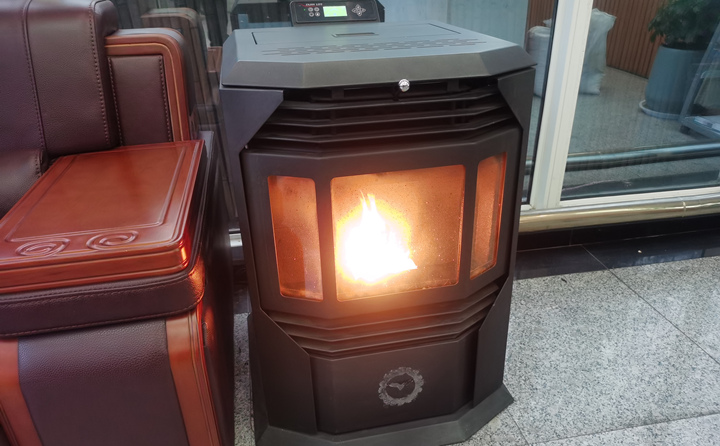 燃燒的木屑制粒機生物質顆粒燃料.jpg 燃燒的木屑制粒機生物質顆粒燃料.jpg