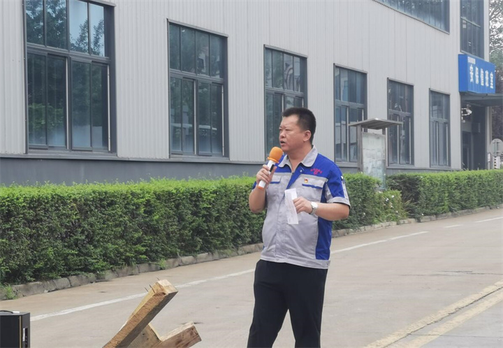 孫總表示安全無小事，安全只有現(xiàn)在，永遠(yuǎn)沒有“下一次”。時(shí)刻牢記安全紅線，把安全放在心中、握在手上，及時(shí)消除各種隱患，杜絕違規(guī)操作。掌握安全知識(shí)和技能，是實(shí)現(xiàn)安全生產(chǎn)的前提，大家一定要牢記