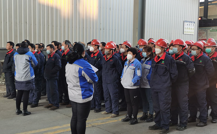 為進(jìn)一步落實(shí)公司安全工作部署,強(qiáng)化安全生產(chǎn)責(zé)任,堅(jiān)決打贏2023年安全生產(chǎn)目標(biāo)攻堅(jiān)戰(zhàn),1月30日(正月初九),山東金格瑞機(jī)械有限公司召開安全工作會(huì)議,組織生產(chǎn)部全員簽訂《安全目標(biāo)責(zé)任書》。.jpg 為進(jìn)一步落實(shí)公司安全工作部署,強(qiáng)化安全生產(chǎn)責(zé)任,堅(jiān)決打贏2023年安全生產(chǎn)目標(biāo)攻堅(jiān)戰(zhàn),1月30日(正月初九),山東金格瑞機(jī)械有限公司召開安全工作會(huì)議,組織生產(chǎn)部全員簽訂《安全目標(biāo)責(zé)任書》。.jpg