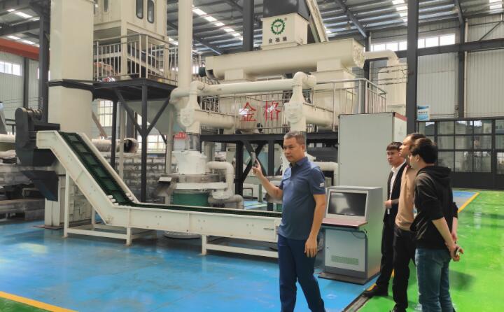 越南客戶考察顆粒機生產線設備.jpg 越南客戶考察顆粒機生產線設備.jpg