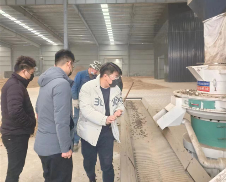 在顆粒機生產線制粒現場,回訪團隊與客戶實地查看設備運行情況,對運行中出現過的一些情況進行現場答疑和討論交流。最后,客戶對本次回訪工作給予肯定,雙方希望后續能有更多面對面交流的機會。.jpg 在顆粒機生產線制粒現場,回訪團隊與客戶實地查看設備運行情況,對運行中出現過的一些情況進行現場答疑和討論交流。最后,客戶對本次回訪工作給予肯定,雙方希望后續能有更多面對面交流的機會。.jpg