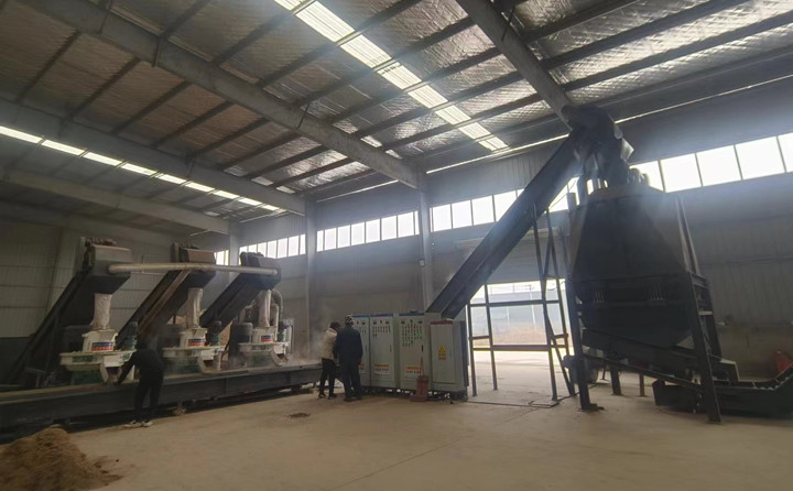 在顆粒機生產線制粒現場,回訪團隊與客戶實地查看設備運行情況,對運行中出現過的一些情況進行現場答疑和討論交流。最后,客戶對本次回訪工作給予肯定,雙方希望后續能有更多面對面交流的機會。.jpg 在顆粒機生產線制粒現場,回訪團隊與客戶實地查看設備運行情況,對運行中出現過的一些情況進行現場答疑和討論交流。最后,客戶對本次回訪工作給予肯定,雙方希望后續能有更多面對面交流的機會。.jpg