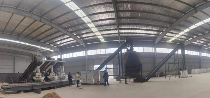 在顆粒機生產線制粒現場,回訪團隊與客戶實地查看設備運行情況,對運行中出現過的一些情況進行現場答疑和討論交流。最后,客戶對本次回訪工作給予肯定,雙方希望后續能有更多面對面交流的機會。.jpg 在顆粒機生產線制粒現場,回訪團隊與客戶實地查看設備運行情況,對運行中出現過的一些情況進行現場答疑和討論交流。最后,客戶對本次回訪工作給予肯定,雙方希望后續能有更多面對面交流的機會。.jpg