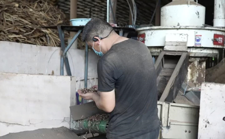 貴州省黔東南州鎮(zhèn)遠(yuǎn)縣一能源公司利用木屑顆粒機(jī)生產(chǎn)線生產(chǎn)清潔能源生物質(zhì)燃燒顆粒4500噸.jpg 貴州省黔東南州鎮(zhèn)遠(yuǎn)縣一能源公司利用木屑顆粒機(jī)生產(chǎn)線生產(chǎn)清潔能源生物質(zhì)燃燒顆粒4500噸.jpg